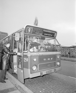 880904 Afbeelding van de versierde stadsbus van lijn 9, ter gelegenheid van de laatste rit van chauffeur Van der Zeijde ...